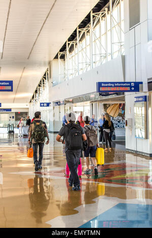 DFW, l'Aéroport International de Dallas Fort Worth, Dallas, TX, USA - novembre 10,2014 : Passagers attendant le train Skylink Banque D'Images