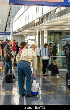 DFW, l'Aéroport International de Dallas Fort Worth, Dallas, TX, USA - novembre 10,2014 : Passagers attendant le train Skylink Banque D'Images