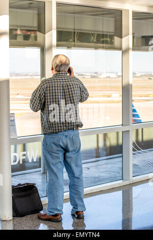 DFW, l'Aéroport International de Dallas Fort Worth, Dallas, TX, USA - novembre 10,2014 : fenêtre sur téléphone mobile Banque D'Images