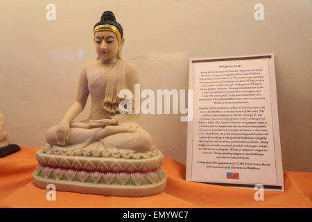 Statues de Bouddha de Jade à l'intérieur d'une vitrine au Temple Bouddhiste Maha Vihara. Banque D'Images