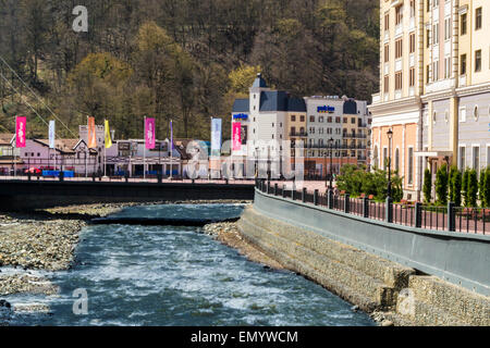 L'eau coule dans une station de ski active Banque D'Images