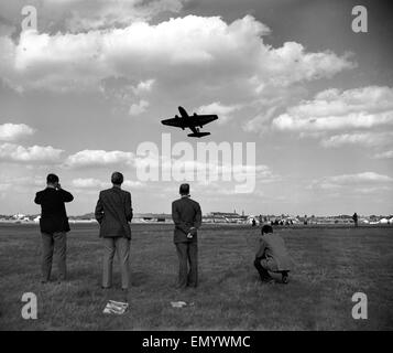 Le premier britannique produit jet bomber, l'English Electric Canberra B2, fait son premier vol d'essai à Farnborough, septembre 1952. Avro Vulcan B1 pour les bombardiers 5e septembre 1955. Banque D'Images