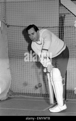 Angleterre Cricketer Colin Cowdrey obtient dans certaines pratiques de cricket avec son fils 17 ans Christopher à l'École de Valentin Bryan Cricket. Décembre 1974 Banque D'Images