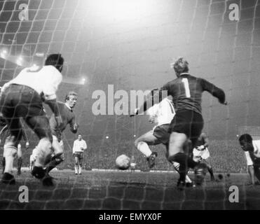 Manchester United v Anderlecht. Denis Law marque le troisième but des contre Anderlecht lors de leur match de la coupe d'Europe à Old Trafford. 13 Novembre 1968 Banque D'Images