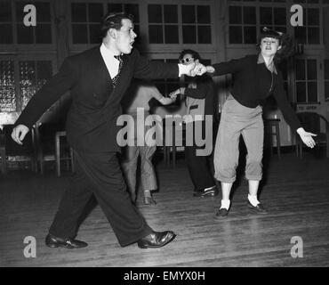 Un jeune couple dancing Club Be-Bop dans High Cross, Tottenham, au nord de Londres. 26 février 1949. Banque D'Images