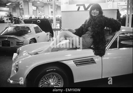 Pose du modèle sur le capot d'une TVR au Motor Show 15 octobre 1968. Banque D'Images