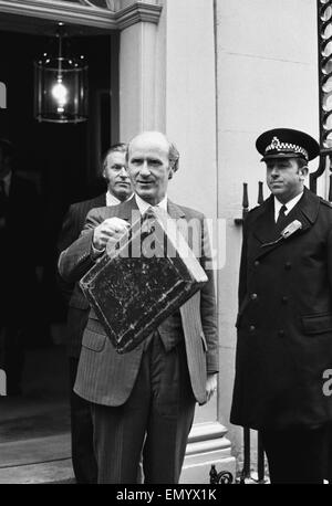 Chancelier de l'Échiquier Anthony Coiffure contient jusqu'son budget rouge fort pendant qu'il part Number 11 Downing Street pour la Chambre des communes. 6 mars 1973. Banque D'Images