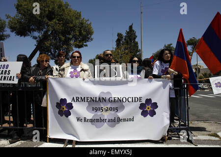 Jérusalem, Jérusalem, territoire palestinien. Apr 24, 2015. Les Arméniens manifestent devant le consulat de Turquie pour commémorer le 100e anniversaire du génocide arménien de 1915, à Jérusalem le 24 avril 2015. Les historiens estiment jusqu'à 1,5 million d'Arméniens ont été tués par les Turcs ottomans à l'époque de la Première Guerre mondiale, un événement largement considérée par les spécialistes du génocide comme le premier génocide du xxe siècle. La Turquie, cependant, refuse la mort constituent un génocide, disant que le numéro sans frais a été gonflé et que ceux qui ont été tués ont été victimes de la guerre civile et de troubles (crédit Image : © Saeb Awad/Images APP Banque D'Images