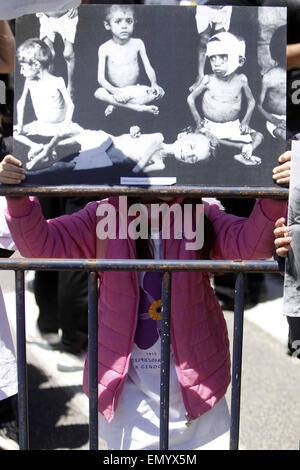 Jérusalem, Jérusalem, territoire palestinien. Apr 24, 2015. Les Arméniens manifestent devant le consulat de Turquie pour commémorer le 100e anniversaire du génocide arménien de 1915, à Jérusalem le 24 avril 2015. Les historiens estiment jusqu'à 1,5 million d'Arméniens ont été tués par les Turcs ottomans à l'époque de la Première Guerre mondiale, un événement largement considérée par les spécialistes du génocide comme le premier génocide du xxe siècle. La Turquie, cependant, refuse la mort constituent un génocide, disant que le numéro sans frais a été gonflé et que ceux qui ont été tués ont été victimes de la guerre civile et de troubles (crédit Image : © Saeb Awad/Images APP Banque D'Images