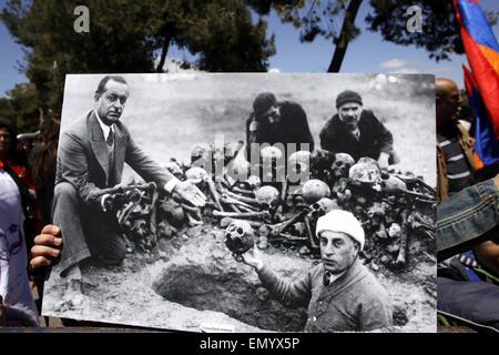 Jérusalem, Jérusalem, territoire palestinien. Apr 24, 2015. Les Arméniens manifestent devant le consulat de Turquie pour commémorer le 100e anniversaire du génocide arménien de 1915, à Jérusalem le 24 avril 2015. Les historiens estiment jusqu'à 1,5 million d'Arméniens ont été tués par les Turcs ottomans à l'époque de la Première Guerre mondiale, un événement largement considérée par les spécialistes du génocide comme le premier génocide du xxe siècle. La Turquie, cependant, refuse la mort constituent un génocide, disant que le numéro sans frais a été gonflé et que ceux qui ont été tués ont été victimes de la guerre civile et de troubles (crédit Image : © Saeb Awad/Images APP Banque D'Images