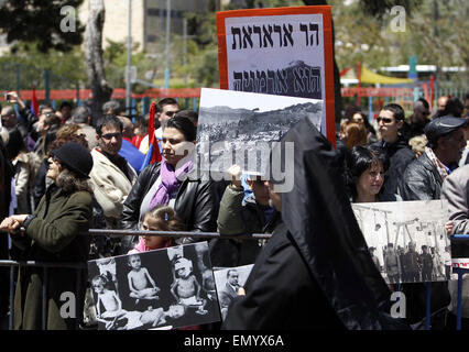 Jérusalem, Jérusalem, territoire palestinien. Apr 24, 2015. Les Arméniens manifestent devant le consulat de Turquie pour commémorer le 100e anniversaire du génocide arménien de 1915, à Jérusalem le 24 avril 2015. Les historiens estiment jusqu'à 1,5 million d'Arméniens ont été tués par les Turcs ottomans à l'époque de la Première Guerre mondiale, un événement largement considérée par les spécialistes du génocide comme le premier génocide du xxe siècle. La Turquie, cependant, refuse la mort constituent un génocide, disant que le numéro sans frais a été gonflé et que ceux qui ont été tués ont été victimes de la guerre civile et de troubles (crédit Image : © Saeb Awad/Images APP Banque D'Images