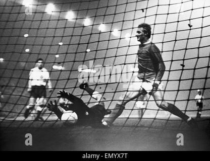 Manchester United v HJK Helsinki. HJK keeper griffes pour la balle mais sa à la fin comme Denis Law s'est sûr que les balles au fond des filets pour donner United son premier but de la soirée Uniteds 6-0 victoire sur Helsinki en la coupe d'Europe. 6 octobre 1965 Banque D'Images