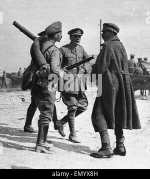 Riga, le directeur du port russe sur la mer Baltique et est maintenant tombé aux mains de l'ennemi vers août 1917. Légende : journal officier britannique, aidé d'un soldat russe, s'arrête un homme qui essaie de faire de l'off Banque D'Images