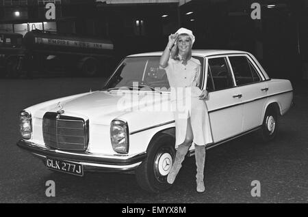 La Diane vu ici modèle posant avec une Mercedes Benz voiture qui est le premier prix du concours de la diane gagner une voiture vers 1971 Banque D'Images