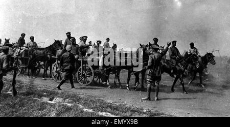 Riga, le directeur du port russe sur la mer Baltique et est maintenant tombé aux mains de l'ennemi vers août 1917. British & officiers russes attachés à la voiture blindée britannique, maintenir le transport. Légende : journal officier britannique vu avec part soulevé, ho Banque D'Images