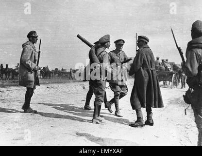 Riga, le directeur du port russe sur la mer Baltique et est maintenant tombé aux mains de l'ennemi vers août 1917. Légende : journal officier britannique, aidé d'un soldat russe, s'arrête un homme qui essaie de faire de l'off Banque D'Images