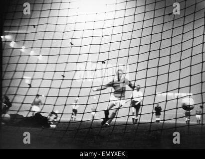 Manchester United v HJK Helsinki. HJK keeper plongées et rate la balle comme Denis Law balaie dans après la balle au cours de Uniteds 6-0 victoire sur Helsinki en la coupe d'Europe. 6 octobre 1965 Banque D'Images