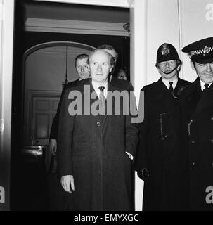 Chancelier de l'Échiquier Anthony Coiffure tristement quitte numéro 11 Downing Street sur son chemin à la Chambre des communes d'offrir une "mini-budget" lors de la crise du pétrole. 17 décembre 1973. Banque D'Images