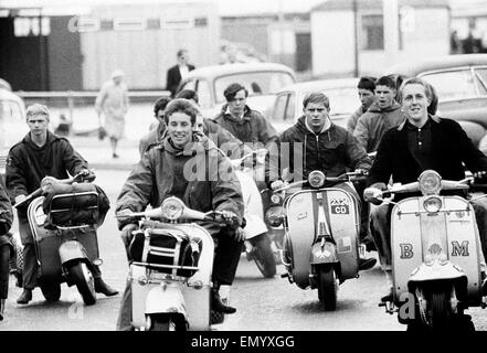 Recueillir des mods sur leurs trottinettes à Hastings East Sussex 3 août 1964. Banque D'Images