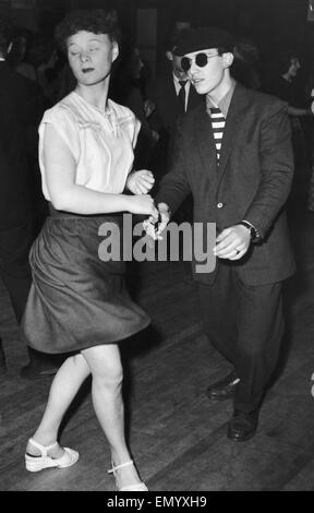 Un jeune couple dancing Club Be-Bop dans High Cross, Tottenham, au nord de Londres. 27 février 1949. Banque D'Images