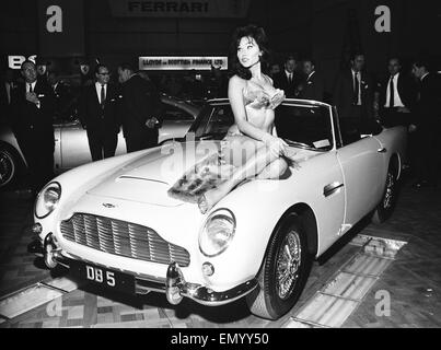 Sur le capot drapped Modèle d'une Aston Martin DB5 à la British International Motor Show à Londres le 20 octobre 1964. Banque D'Images