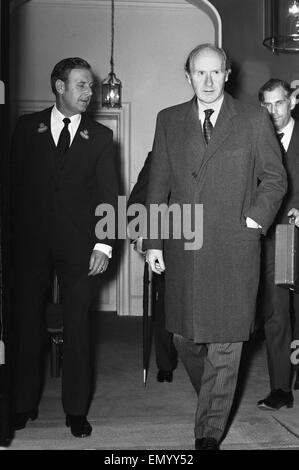 Chancelier de l'Échiquier Anthony Coiffure tristement quitte numéro 11 Downing Street sur son chemin à la Chambre des communes d'offrir une "mini-budget" lors de la crise du pétrole. 17 décembre 1973. Banque D'Images