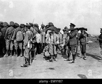 Riga, le directeur du port russe sur la mer Baltique et est maintenant tombé aux mains de l'ennemi vers août 1917. Légende : journal quelques-unes des 800 hommes qui ont été recueillies pour arrêter la cavalerie allemande. Remarque l'officier britannique transportant la mitrailleuse Lewis. Banque D'Images