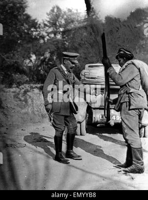 Riga, le directeur du port russe sur la mer Baltique et est maintenant tombé aux mains de l'ennemi vers août 1917. Légende : journal officier britannique donne un fusil d'un soldat russe. Banque D'Images