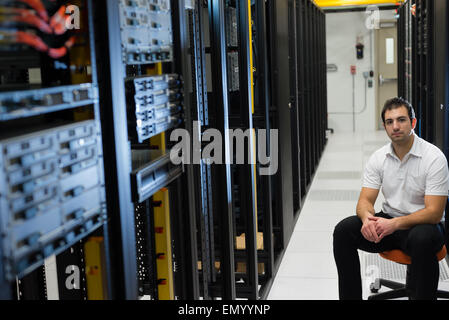 Une bonne gestionnaire datacenter posant devant le datacenter en rack. Banque D'Images