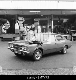 La Diane Barbara modèle vu ici posant avec une voiture de Ford qui est un premier prix de la Reveille gagnez un voiture de la concurrence vers 1972 Banque D'Images