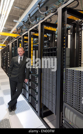 Une bonne gestionnaire datacenter posant devant le datacenter en rack. Banque D'Images