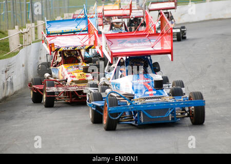 F2 FORMULA 2 deux voitures de stock car racing courses course piste ovale aile ailes ouvertes vers le bas moteur à roues tarmac courte sport sports u Banque D'Images