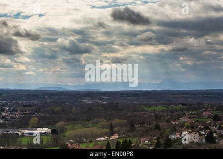 Vue de la ville de Thiers en France vers le mettre de Dome collines volcaniques. Banque D'Images