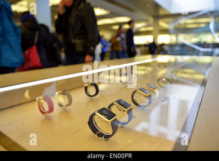 New York, USA. Apr 24, 2015. Photo prise le 24 avril 2015 montre Montres Apple à New York, aux États-Unis. L'Apple Watch est en vente partout dans le monde le vendredi. © Wang Lei/Xinhua/Alamy Live News Banque D'Images