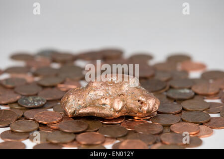 La pépite de cuivre de flottement dans focus sélectif de la Péninsule Supérieure du Michigan allongé sur un lit de penny. Matière première et de produit. Banque D'Images