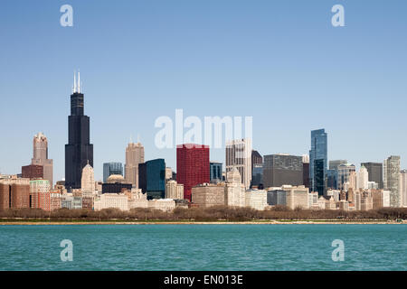 Chicago Skyline capturé sur un beau matin de printemps présentant les gratte-ciel de la ville et divers styles architecturaux. Banque D'Images