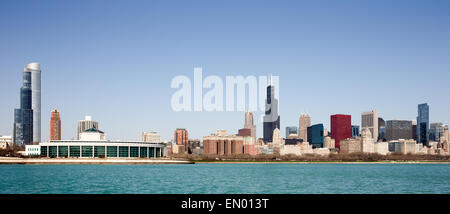 Chicago Skyline panorama capturé sur un beau matin de printemps présentant les gratte-ciel de la ville et divers styles architecturaux. Banque D'Images