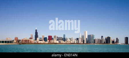 Chicago Skyline panorama capturé sur un beau matin de printemps présentant les gratte-ciel de la ville et divers styles architecturaux. Banque D'Images