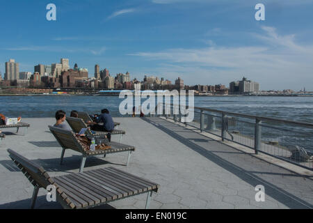 Bancs Lounge sur la nouvelle jetée à South Street Seaport, Quais de la rivière de l'Est. Banque D'Images