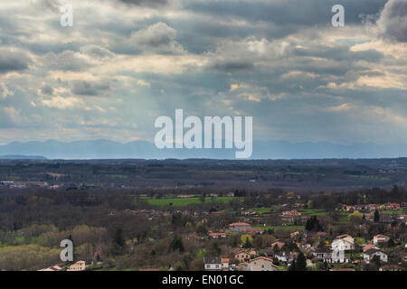 Vue de la ville de Thiers en France vers le mettre de Dome collines volcaniques. Banque D'Images