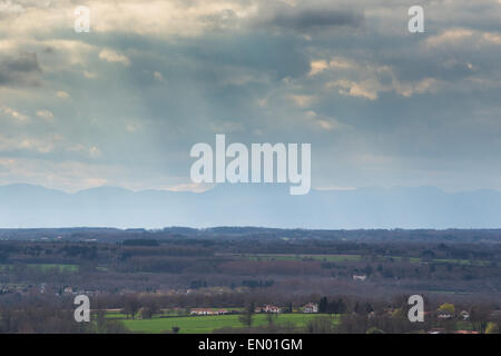 Vue de la ville de Thiers en France vers le mettre de Dome collines volcaniques. Banque D'Images