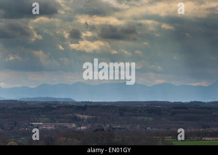 Vue de la ville de Thiers en France vers le mettre de Dome collines volcaniques. Banque D'Images