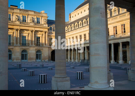 Tôt le matin dans la cour du Palais Royal, Paris, France Banque D'Images