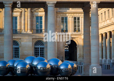 Tôt le matin dans la cour du Palais Royal, Paris, France Banque D'Images