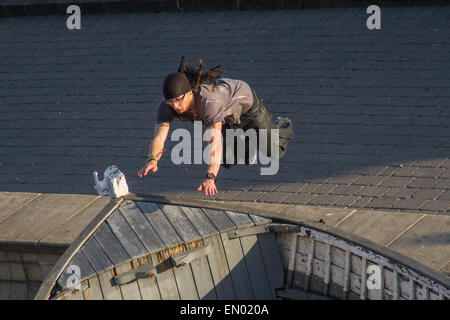 Les pratiques d'un homme ou sur parkour factory ♡ lovely fairies ♡ pascal Alexandra d'un bateau sur le front de mer de Brighton Banque D'Images
