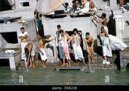 Années 1960, Benares, les Indiens se rassemblent sur le côté de la rivière Ganges pour laver leurs péchés dans une sainte cérémonie, une des plus grandes fêtes religieuses. Banque D'Images