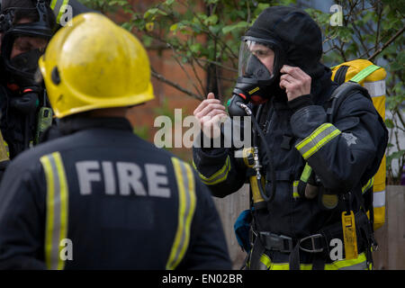 London Fire Brigade (BF) les pompiers assister à un feu de pavillon à Herne Hill, dans le sud de Londres. Banque D'Images