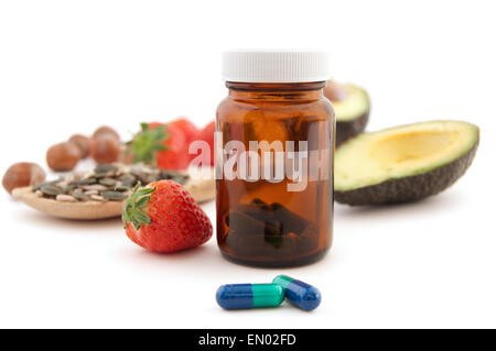 Les pilules anti-âge nutritif entouré par de l'air, y compris l'avocat, de graines de citrouille et de baies Banque D'Images