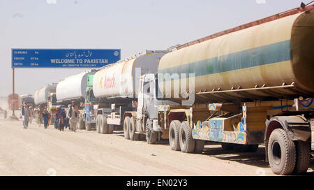 Pétroliers pakistanais transportant du carburant pour les Forces armées américaines en Afghanistan sont en attente et en attente d'autorisation de sécurité de la porte de l'Amitié sur Pak-Afghan border Chaman, le vendredi 24 avril, 2015. Banque D'Images