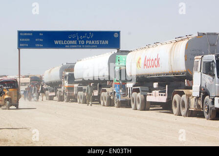 Pétroliers pakistanais transportant du carburant pour les Forces armées américaines en Afghanistan sont en attente et en attente d'autorisation de sécurité de la porte de l'Amitié sur Pak-Afghan border Chaman, le vendredi 24 avril, 2015. Banque D'Images